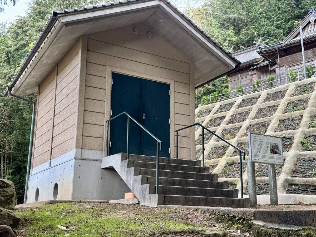 米子市淀江町の『天神垣神社』の収蔵庫