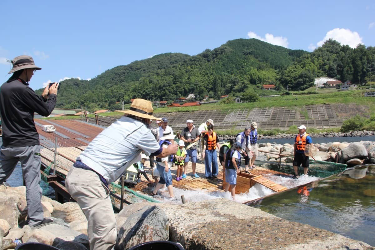 美郷町の伝統漁法「簗漁」の疑似体験の様子