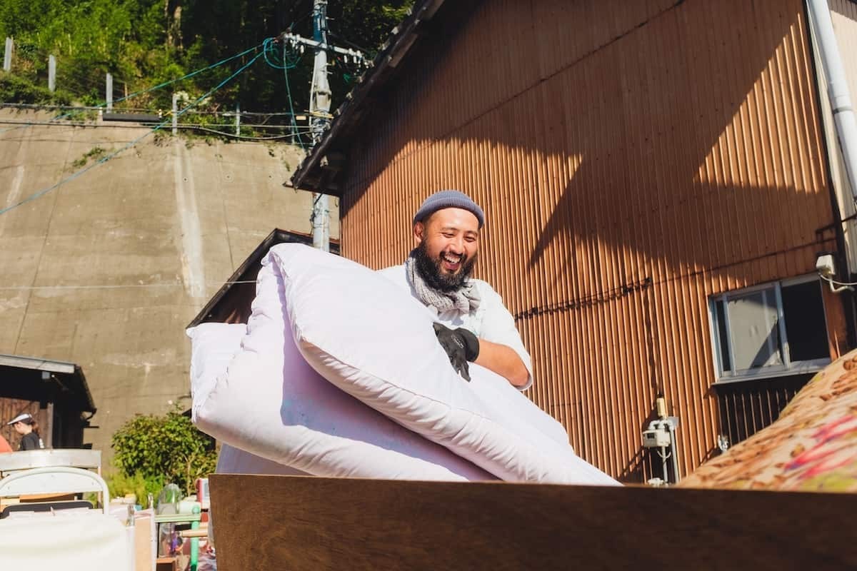 美保関で片付け中の編集部スタッフ