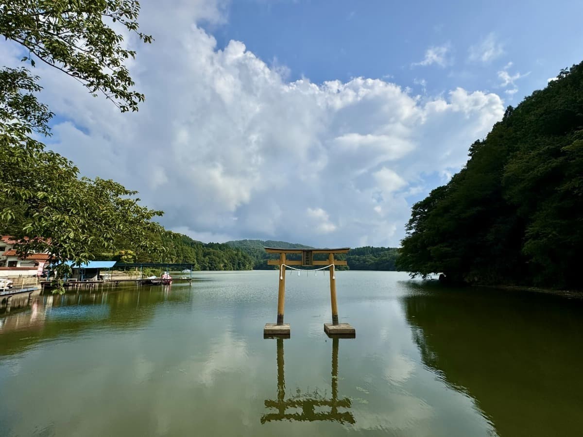 島根県大田市の絶景スポット『浮布の池』に鎮まる『邇幣姫神社』の鳥居