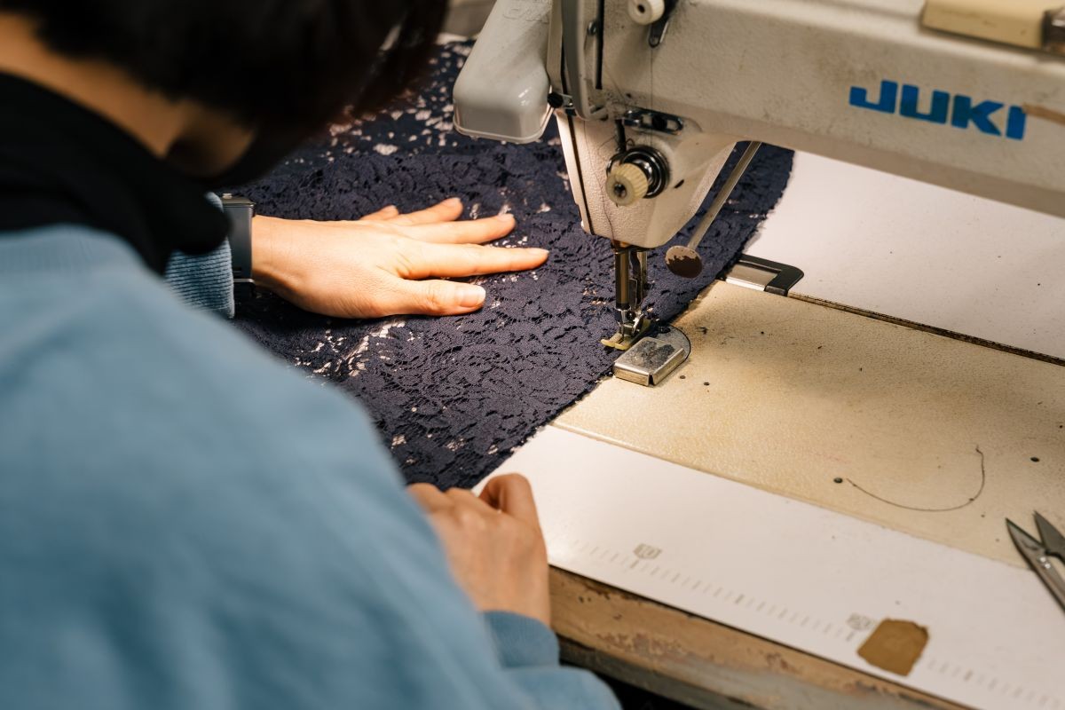 島根県出雲市の洋裁工場「スリーケー」の工場内部の様子