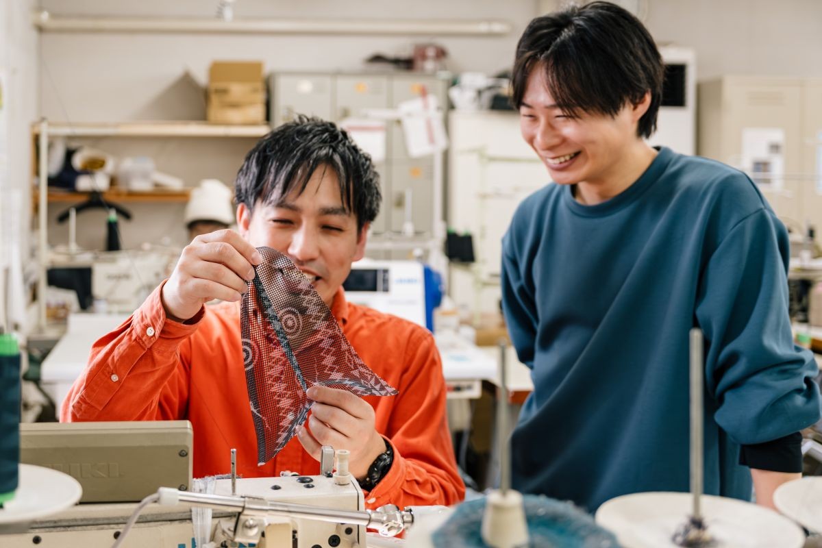 縫い終わり満足げな編集部いしやん