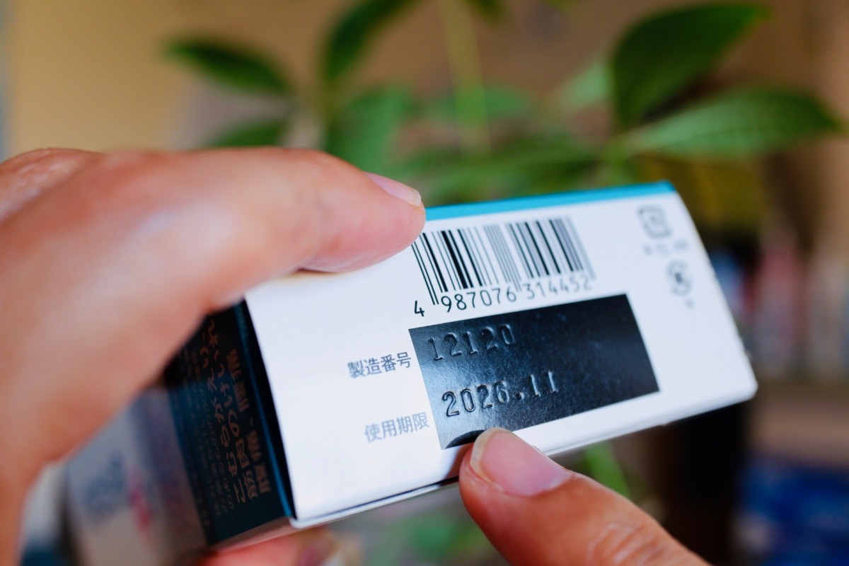 薬の消費期限をチェックする人