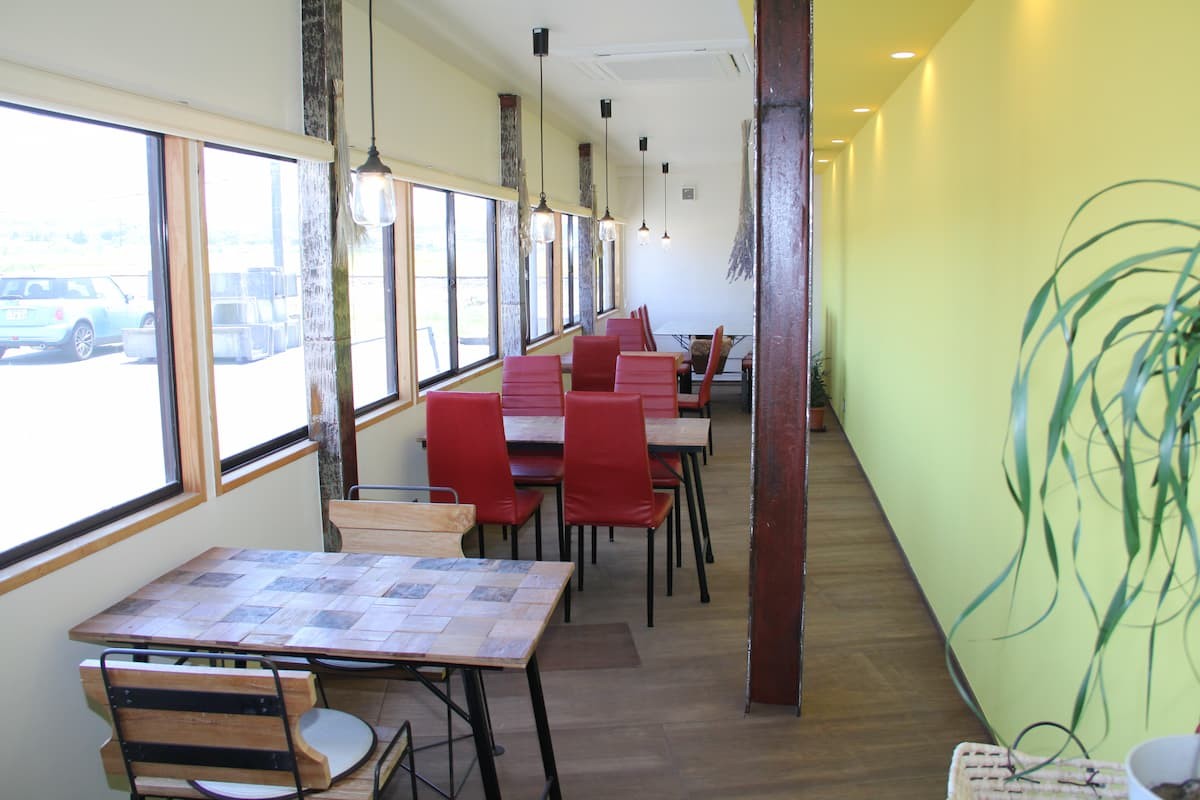 鳥取県伯耆町の人気パン屋『おいしいパンの満てん』のカフェコーナー