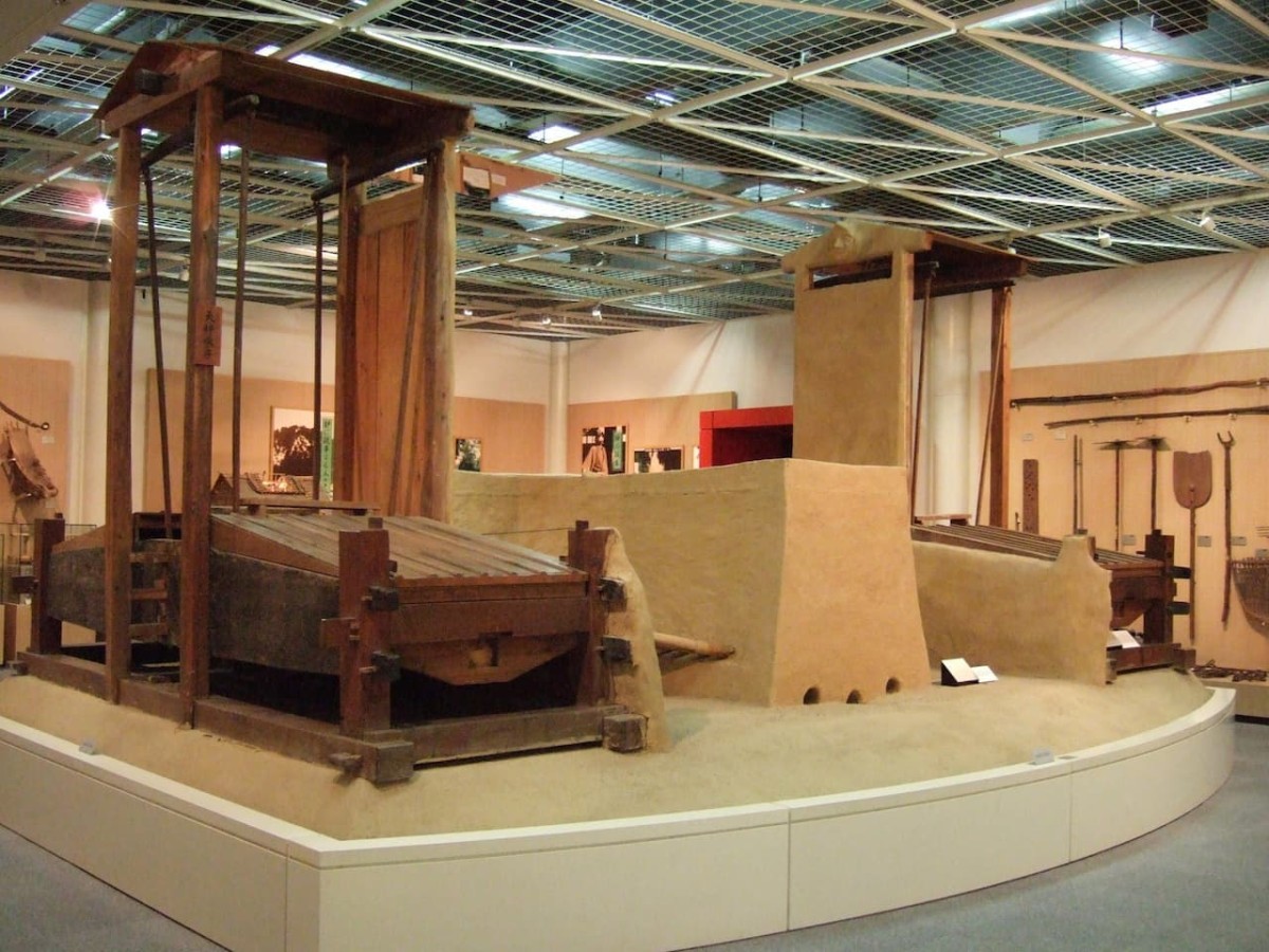 安来市「和鋼博物館（たたらの炉と天秤鞴）」