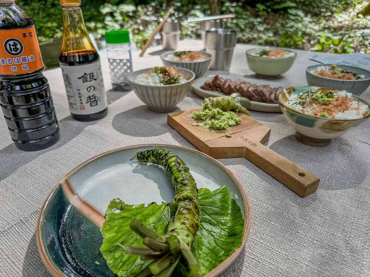 島根県大田市で開催中の半日ツアー「三瓶わさびエクスペリエンス」で食べられる「わさびごはん」