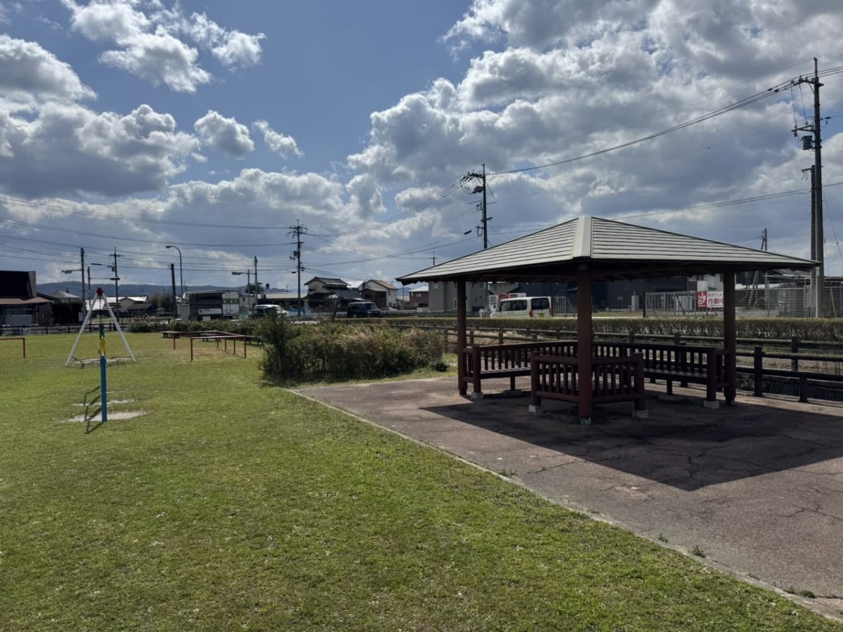 島根県出雲市斐川町にある『今在家親水公園』の休憩所