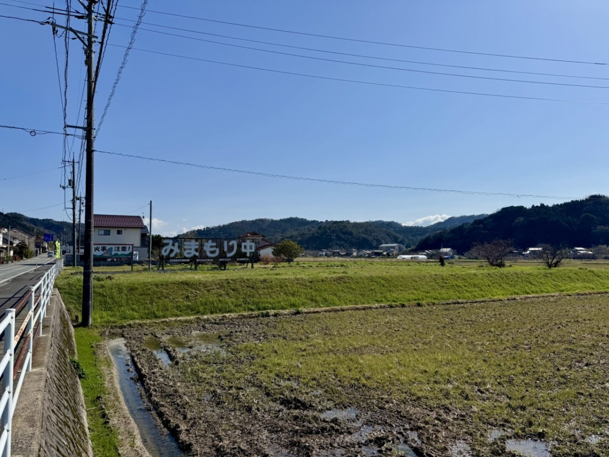 島根県大田市川合町で見つけた「みまもり中」のイルミネーション