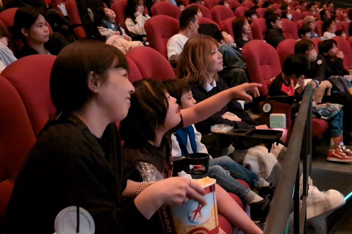 インクルーシブ上映会で鑑賞中のお客さんたち