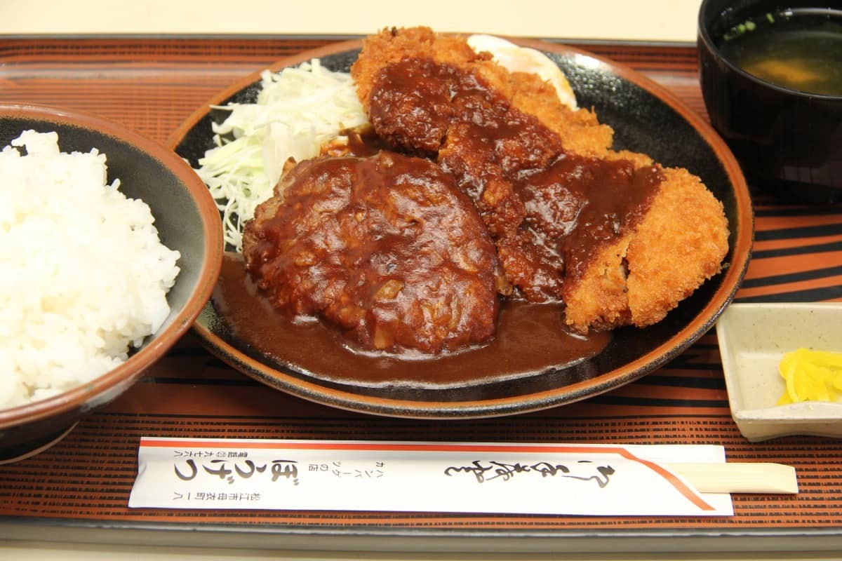 島根県松江市の老舗食堂『ぼうげつ』のミックスメニュー