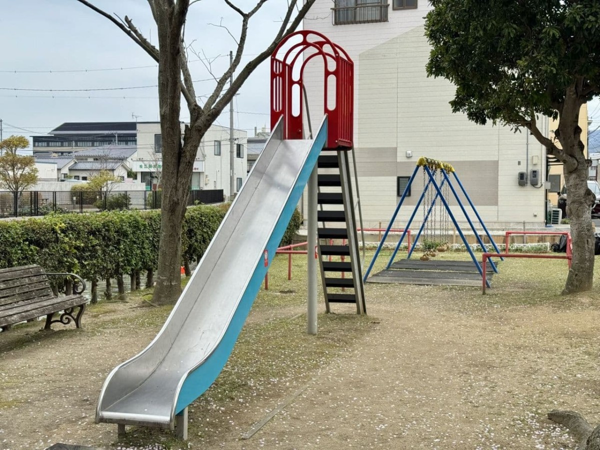 松江市米子町の公園『城東都市緑地』のすべり台