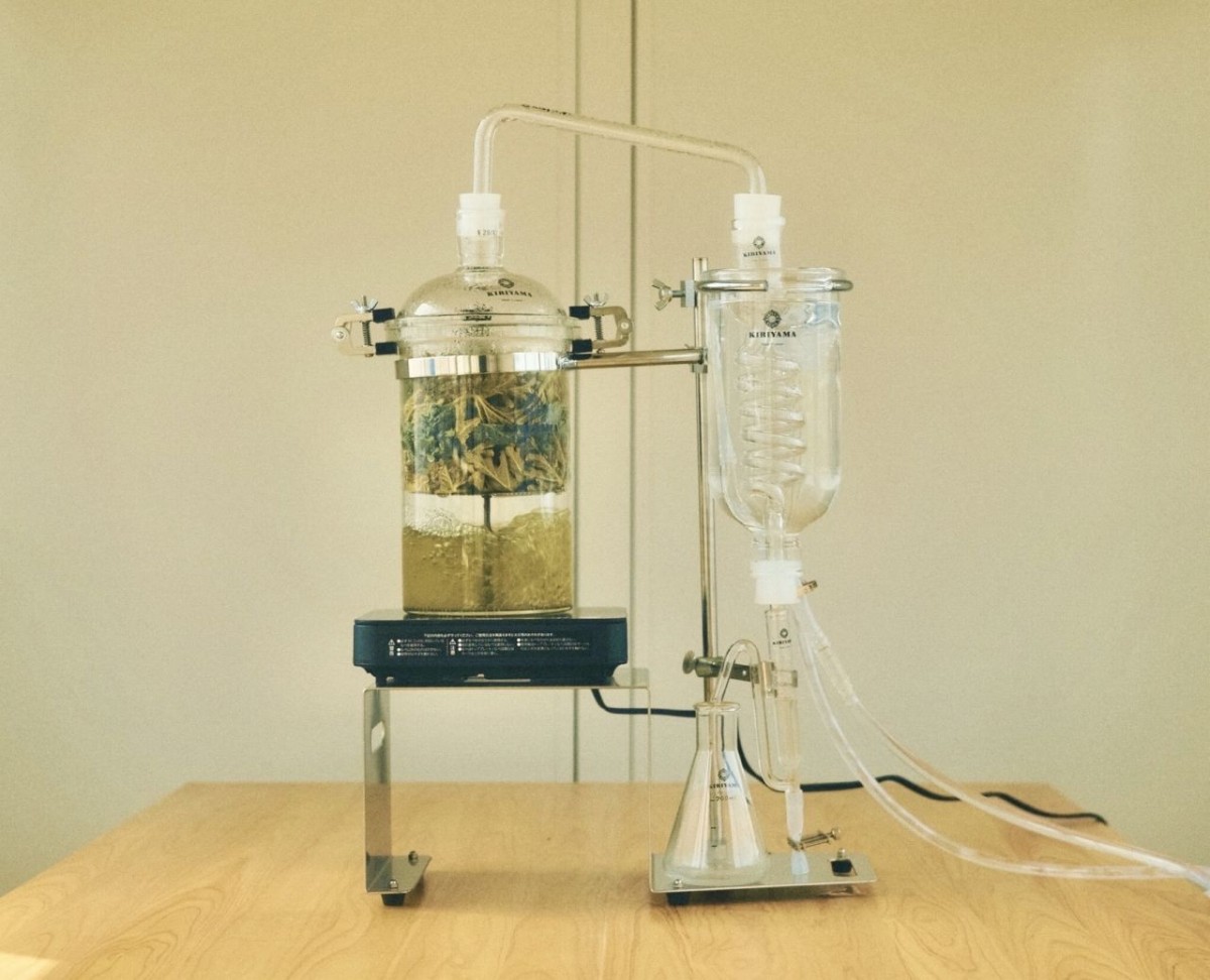 出雲市にある体験施設『出雲ハーブ苑 神々の庭』の蒸留する器具