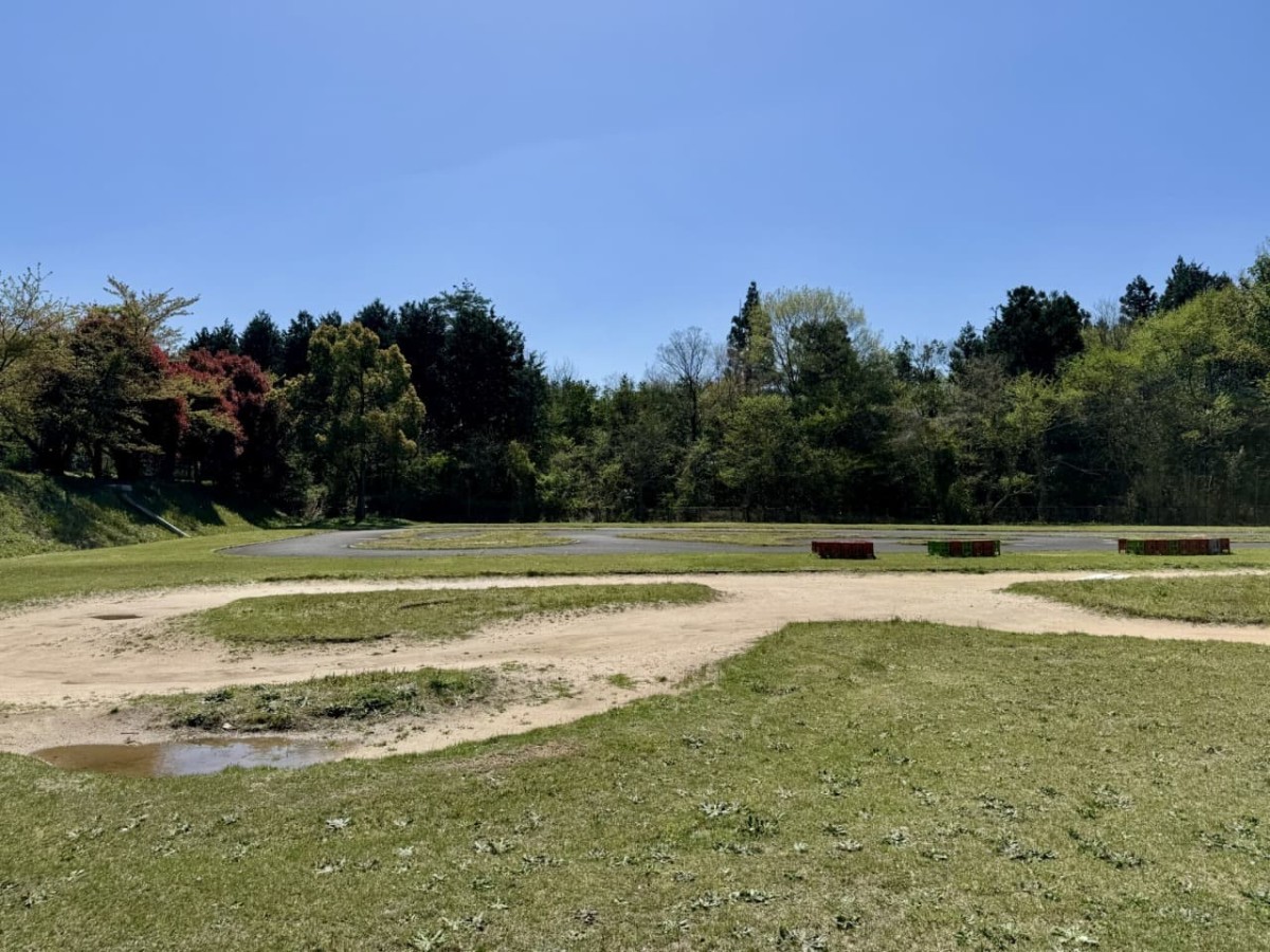 鳥取県伯耆町の遊び場『伯耆町総合スポーツ公園』のラジコン広場
