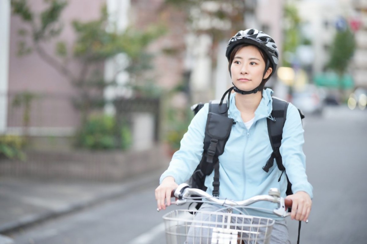 自転車を運転する女性
