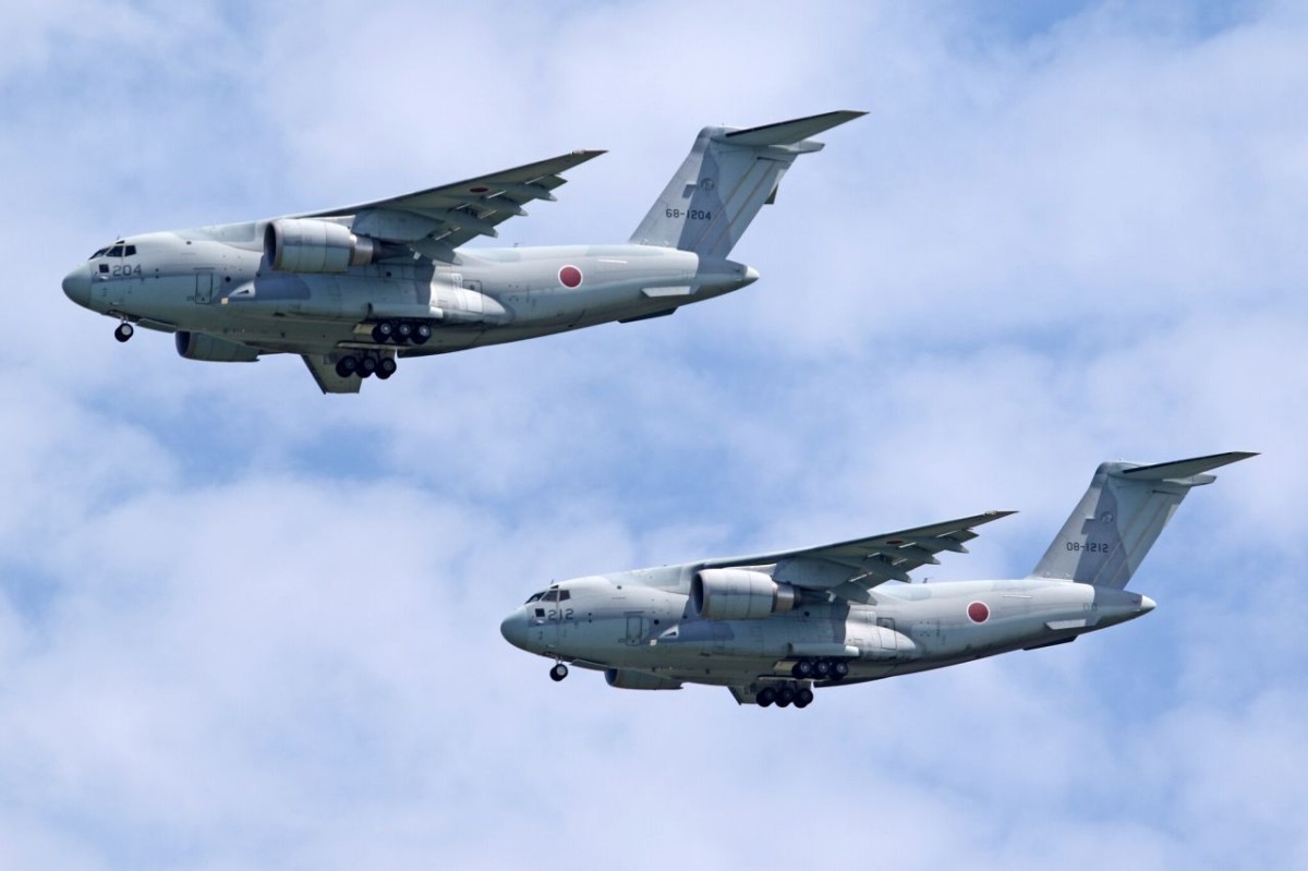 美保基地航空祭の飛行ショーの様子