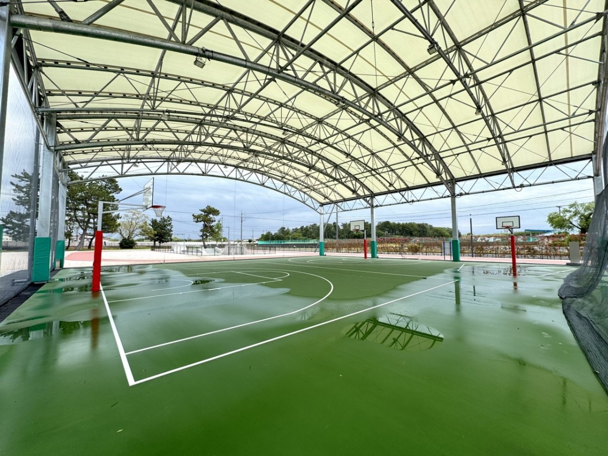 境港市渡町の公園『竜ケ山屋根付き広場』のバスケットボールコート