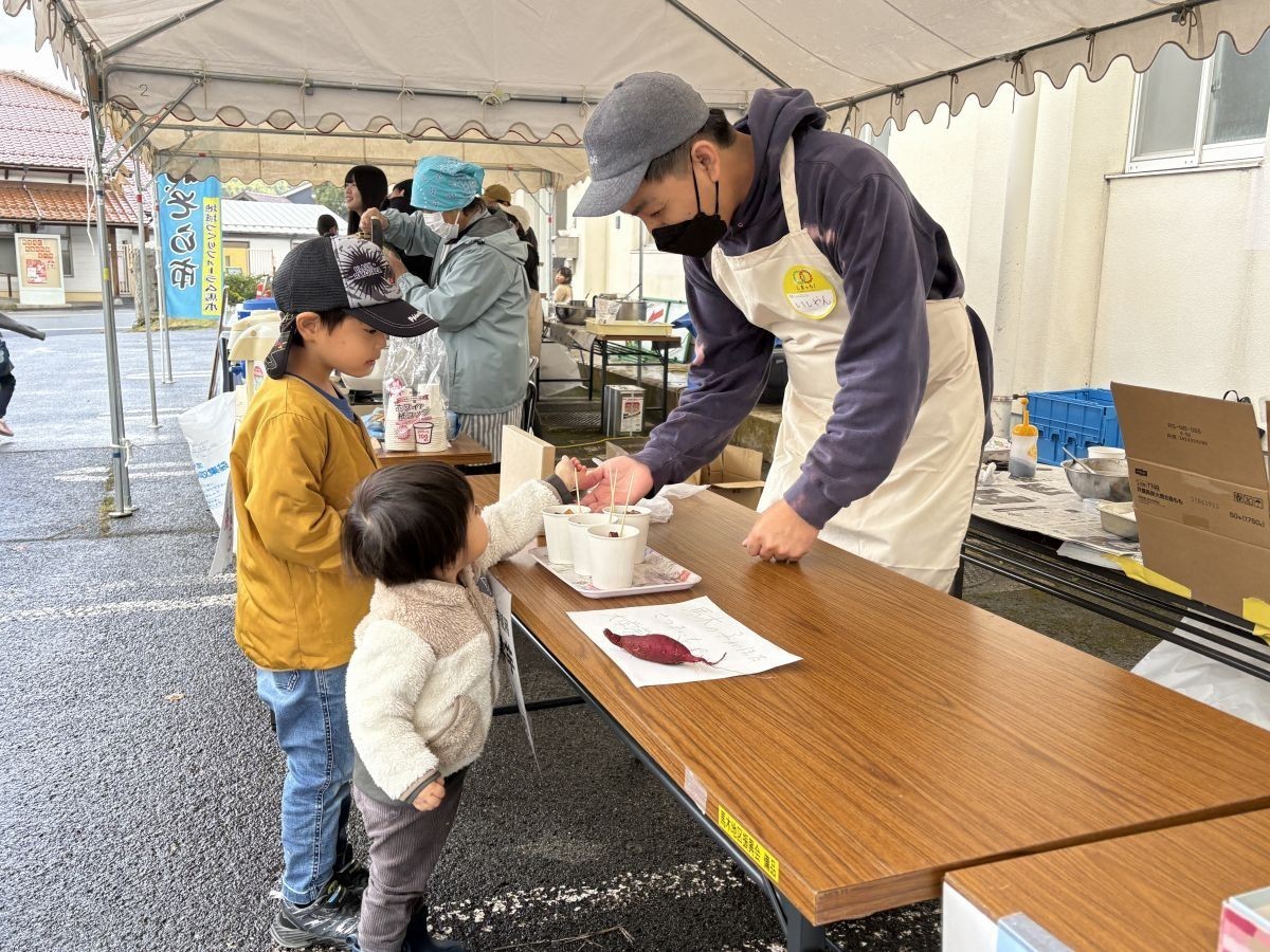 ラズダ編集部がしまっちのお手伝いをしている様子