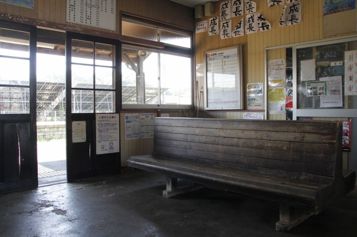 島根県大田市静間町のJR静間駅の待合室