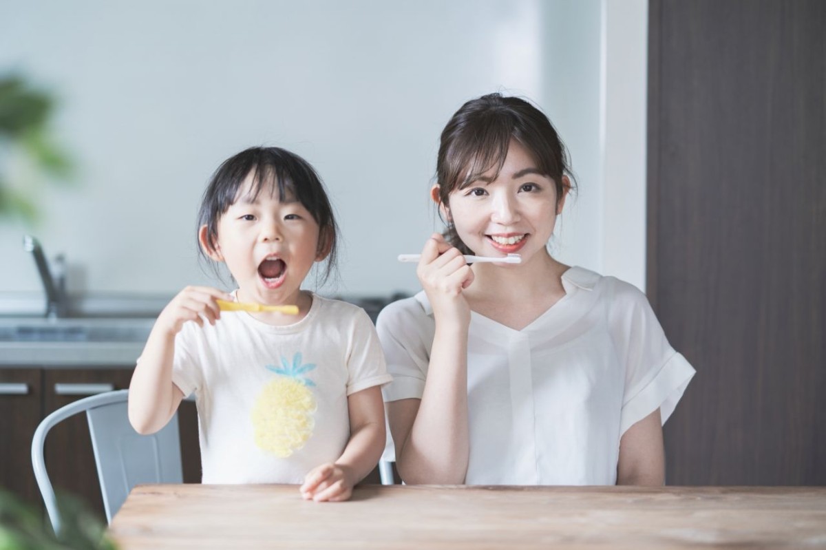歯磨きをする親子
