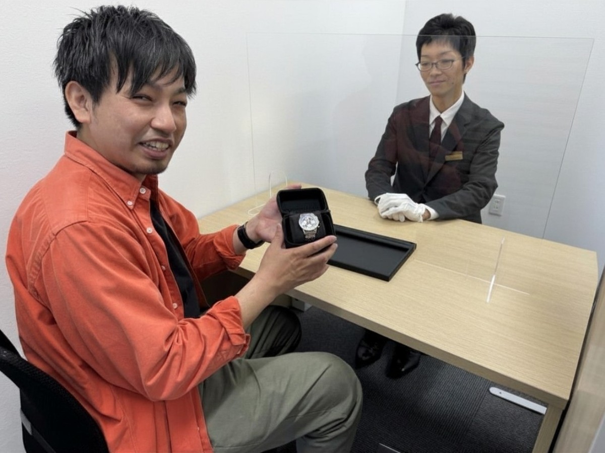 商品を持ち込む様子
