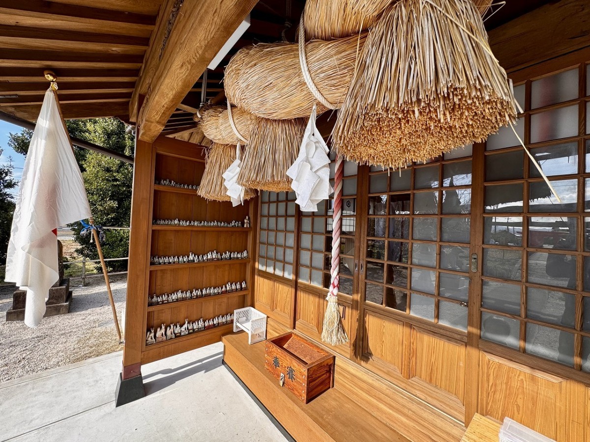 島根県出雲市の粟津稲生神社の拝殿