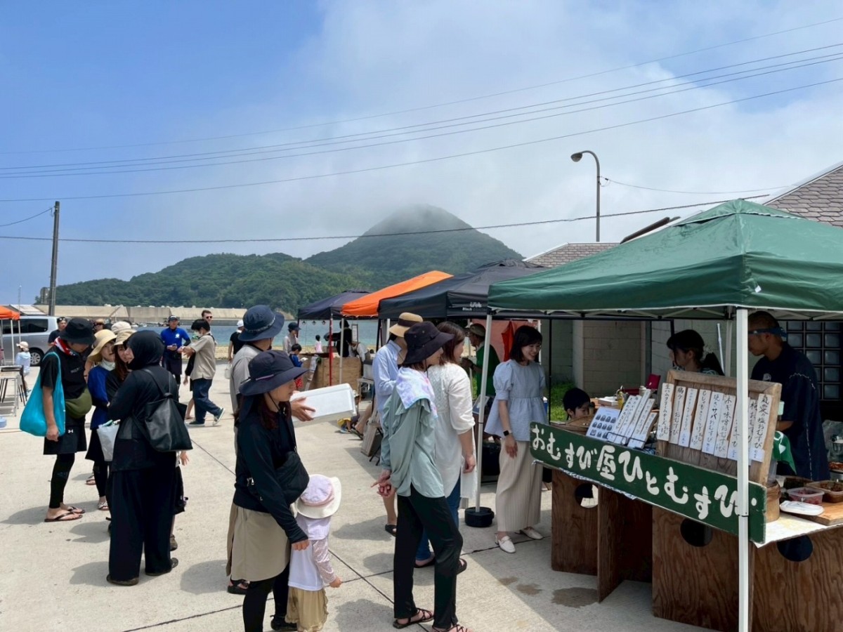 きたうら海辺市に並ぶたくさんの屋台テント