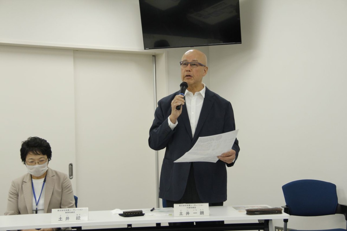 試食会で経緯の説明をする土井さん