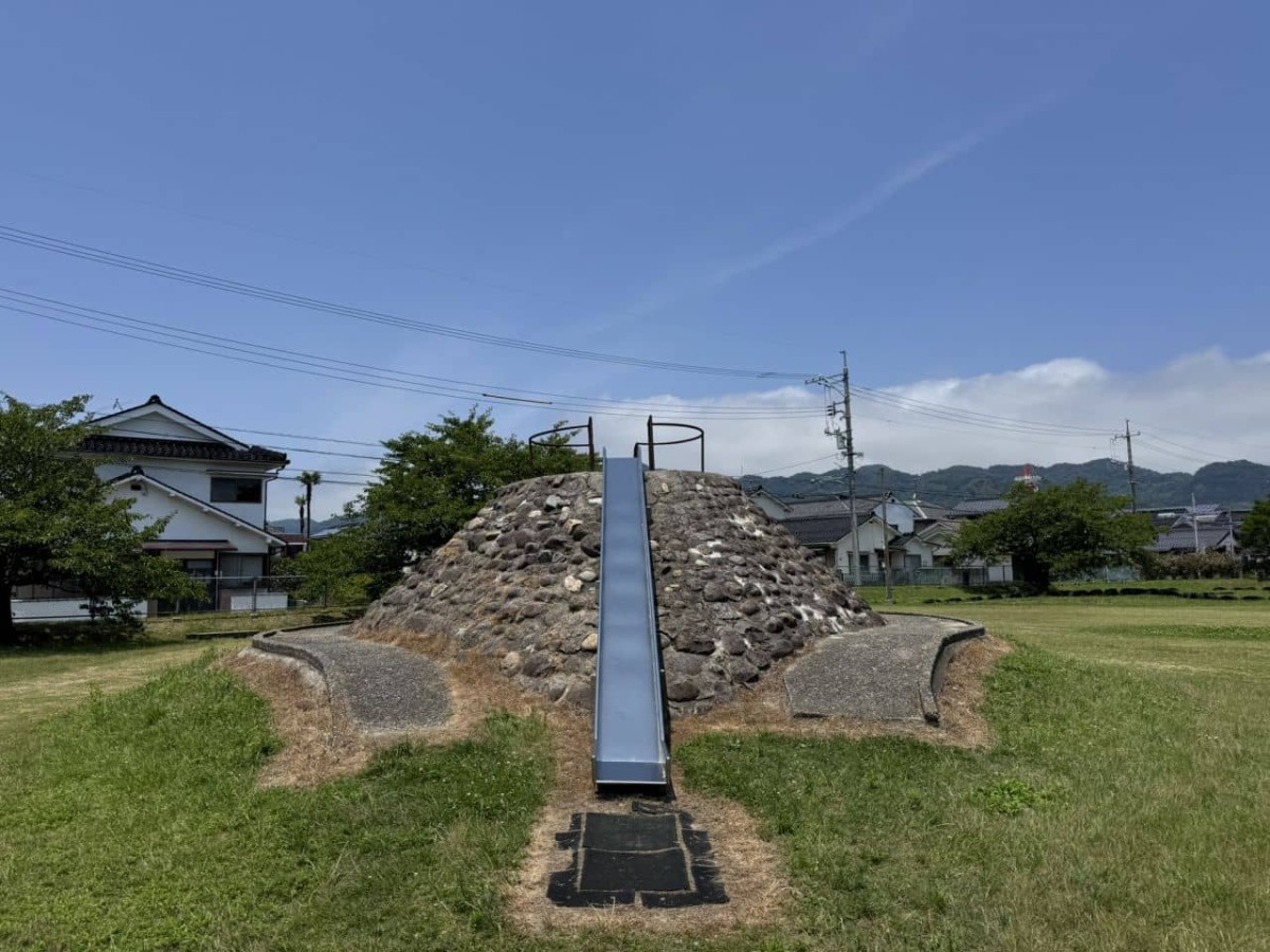 境港市元町にある『下ノ川一号公園』の山とすべり台