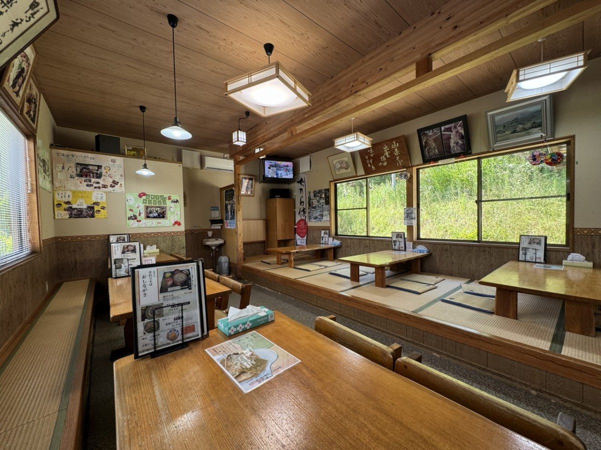 島根県奥出雲町にある人気そば店『山県そば』の店内