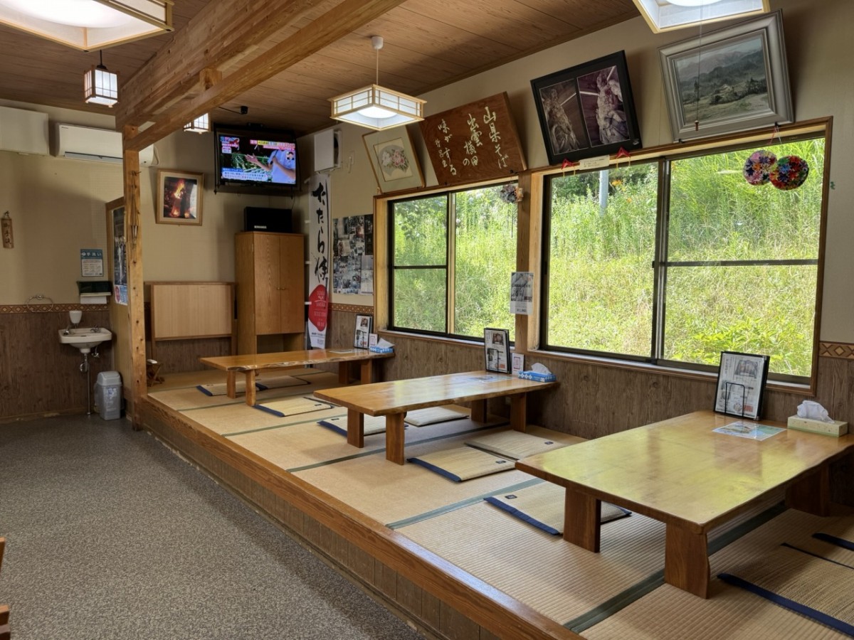 島根県奥出雲町にある人気そば店『山県そば』の店内
