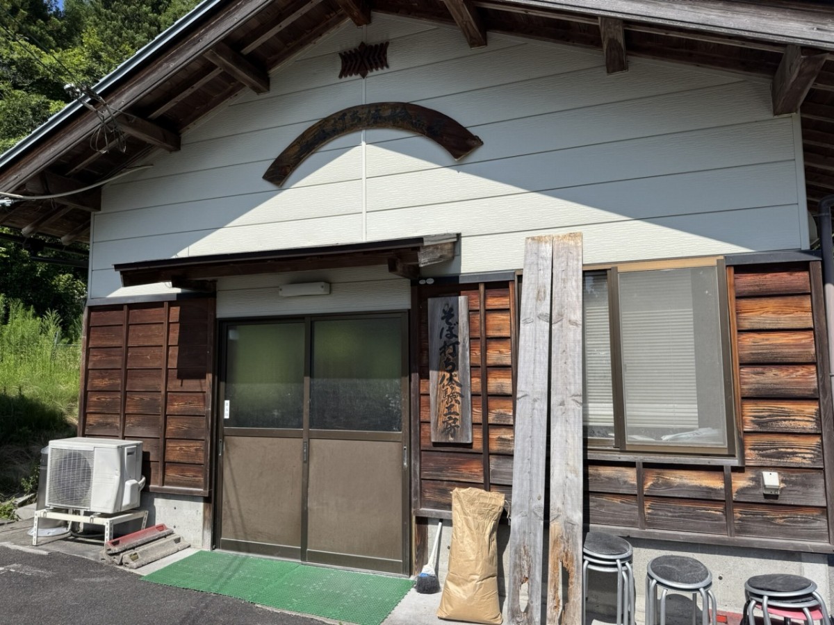 島根県奥出雲町にある人気そば店『山県そば』のそば工房の外観