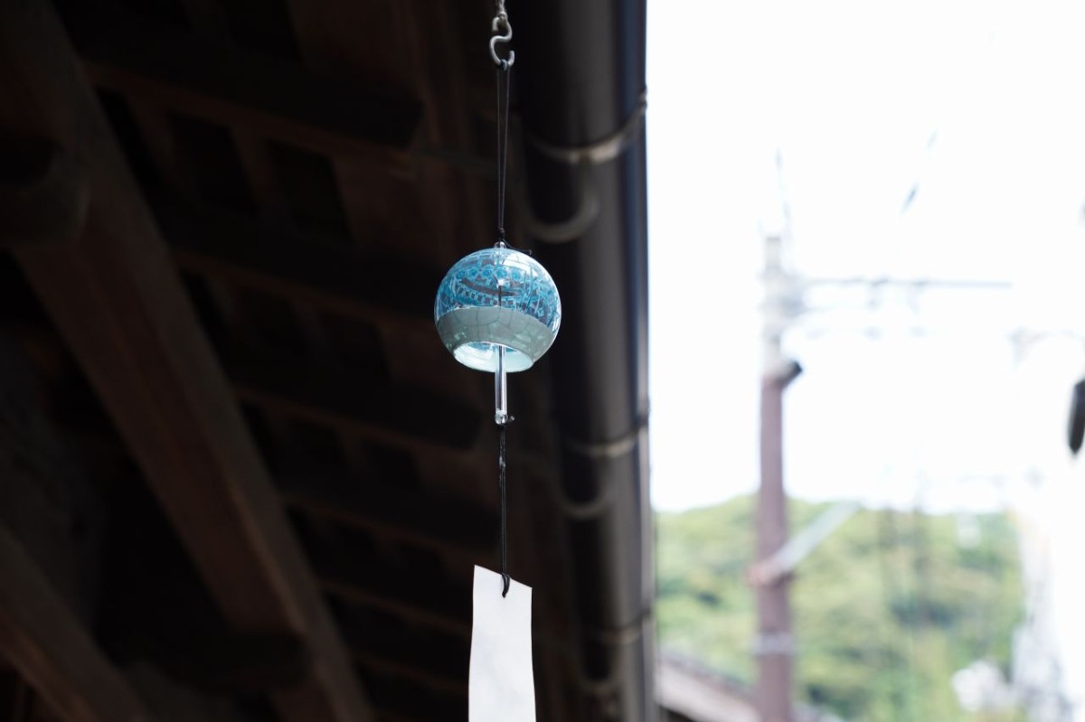 松江市美保関町の青石畳通りに吊るされた風鈴