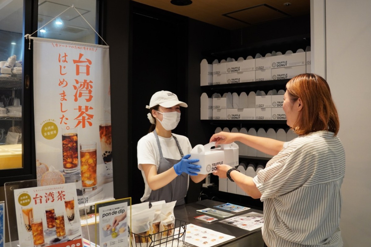 トリュフドーナツで商品を受け取るところ