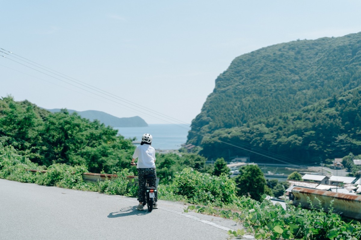 島根県海士町の電動サイクル「WANDERIDE AMA」の利用風景