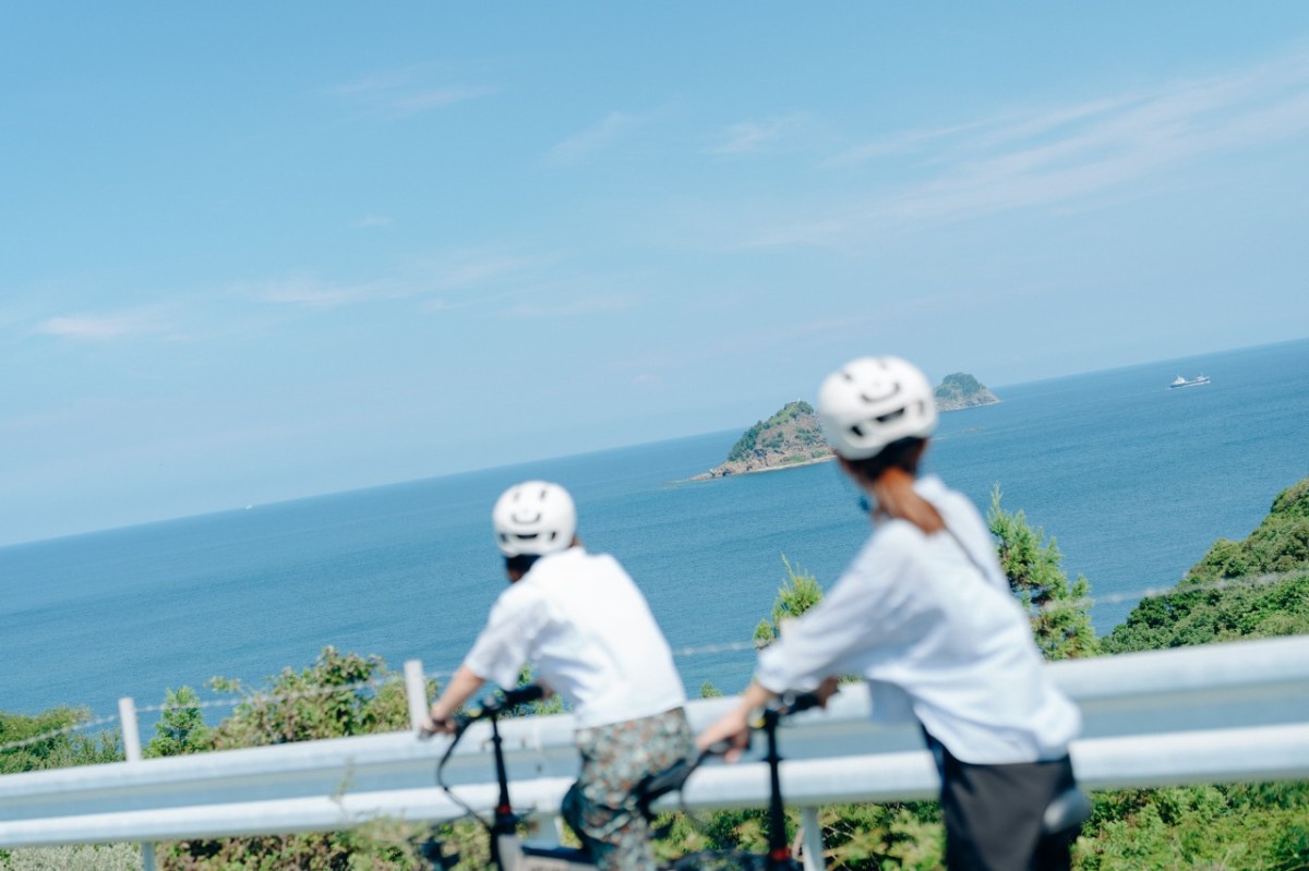 島根県海士町の電動サイクル「WANDERIDE AMA」の利用風景