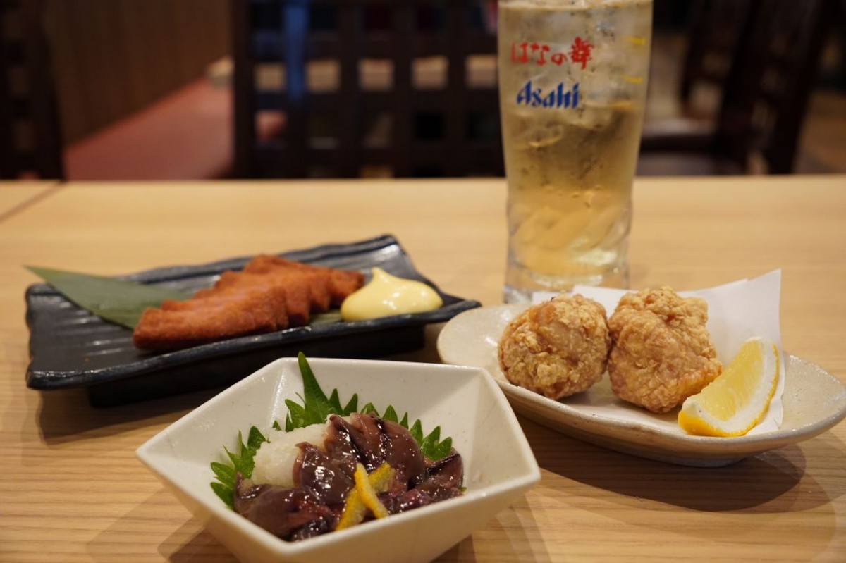シャミネ松江内にある居酒屋「はなの舞」の料理とお酒の集合