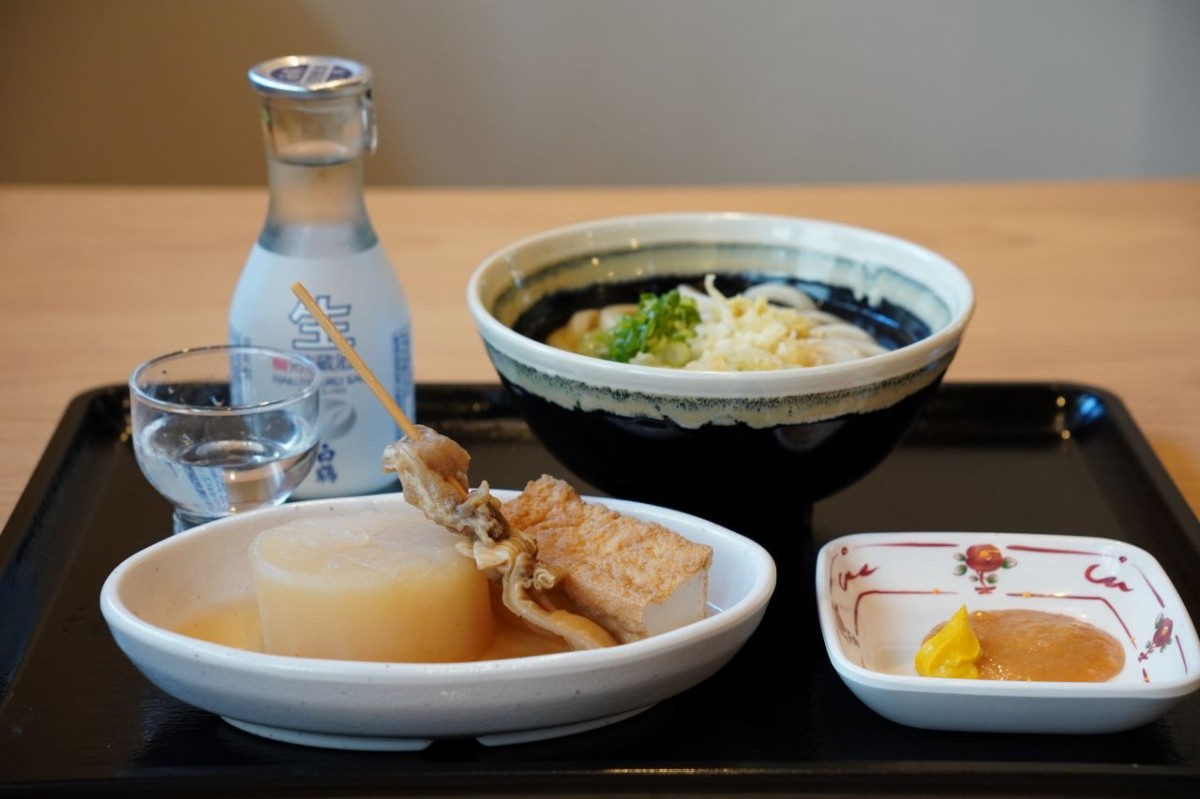 シャミネ松江内にある「讃岐うどんセンター」の料理とお酒の集合