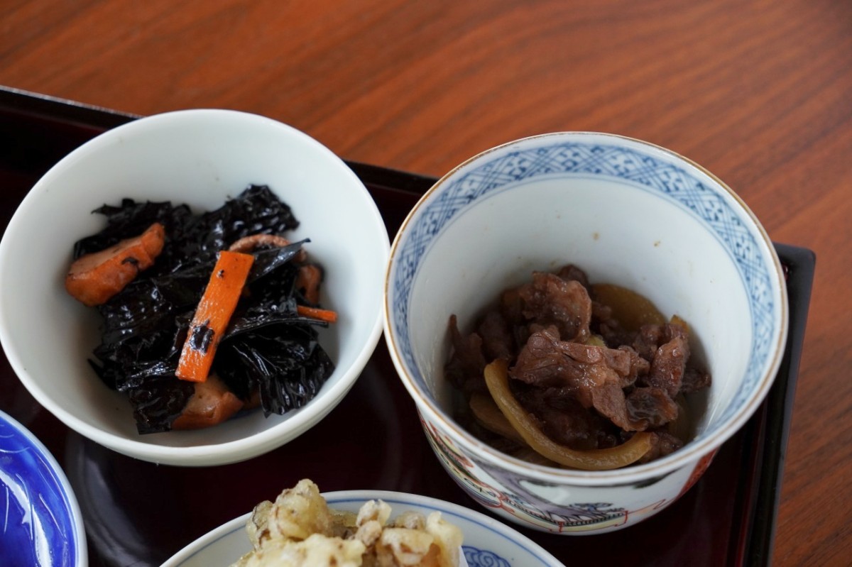「絲むすびランチ」の小鉢として提供された島根和牛のすき焼き風炒め物とひじき