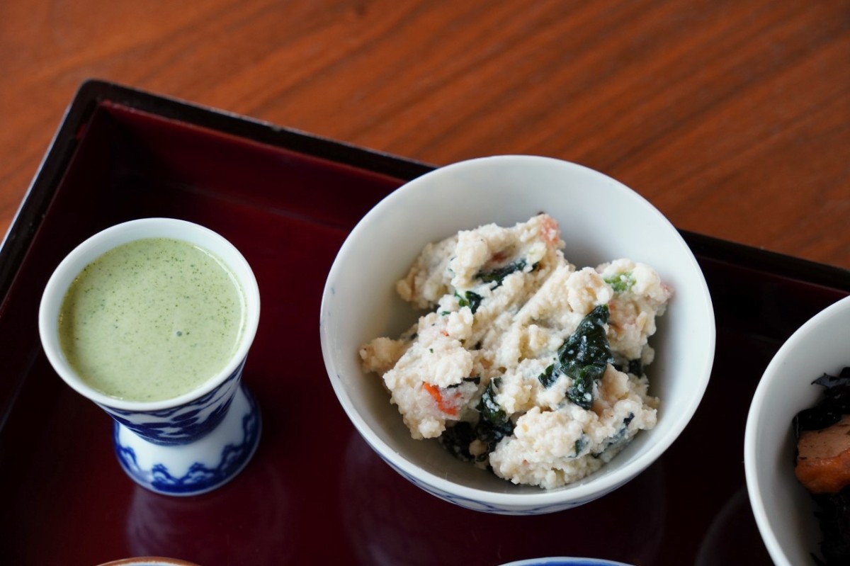 「絲むすびランチ」に付く抹茶プリンと、石田豆腐店の豆腐を使った白和え