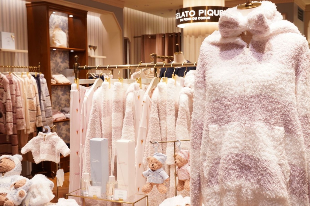 『ジェラート ピケ』のふわふわしたパーカやルームウェアが並ぶ店内