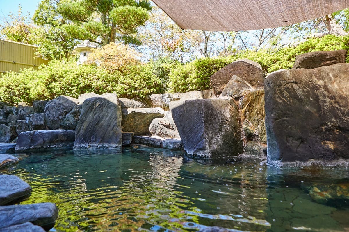 島根県松江市八雲町の日帰り温泉スポット『八雲温泉 ゆうあい熊野館』の岩造りの露天風呂