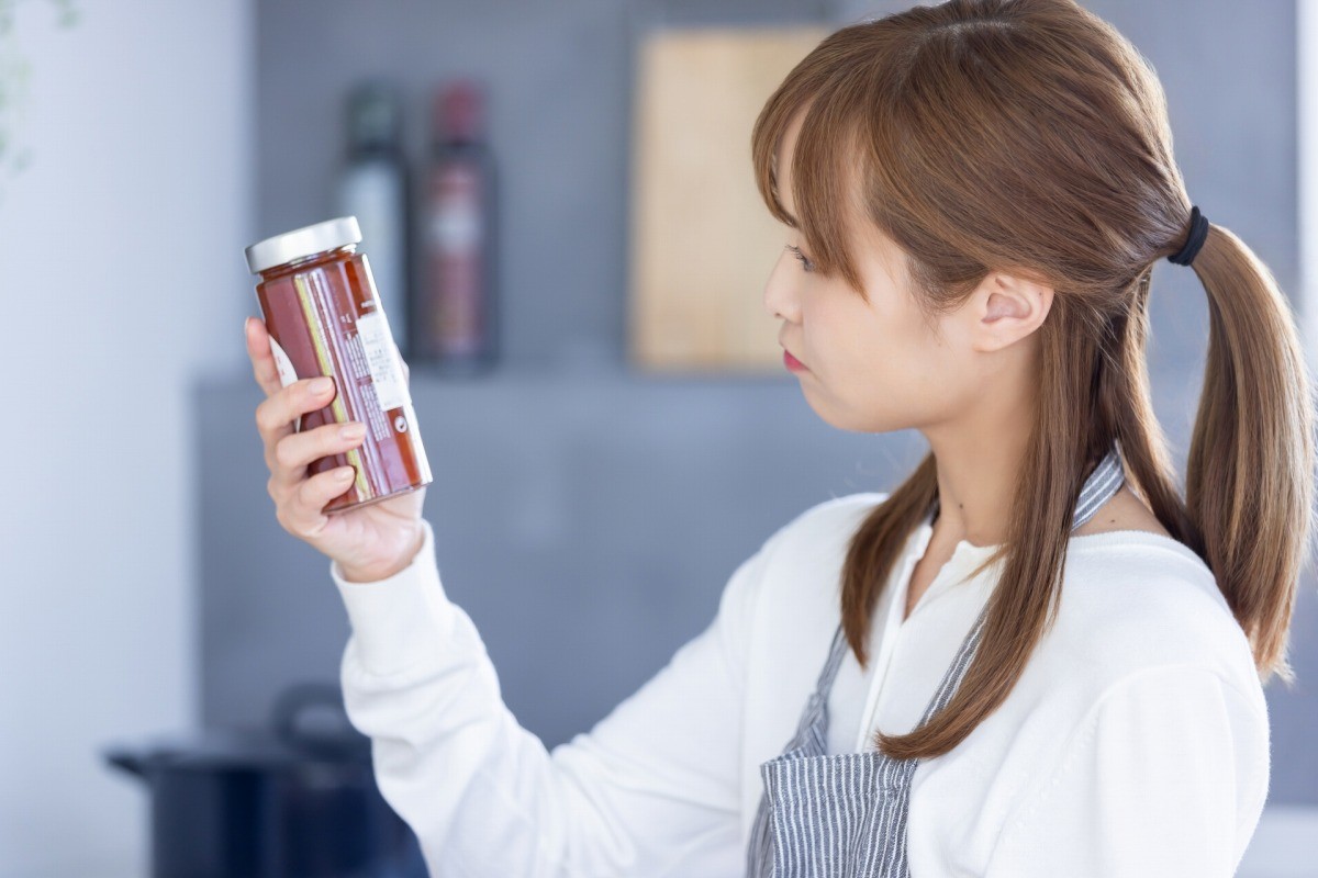 食品をチェックする女性