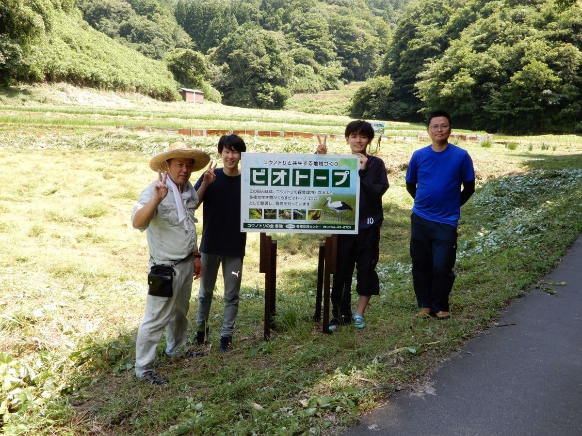 コウノトリの会春殖の集合写真