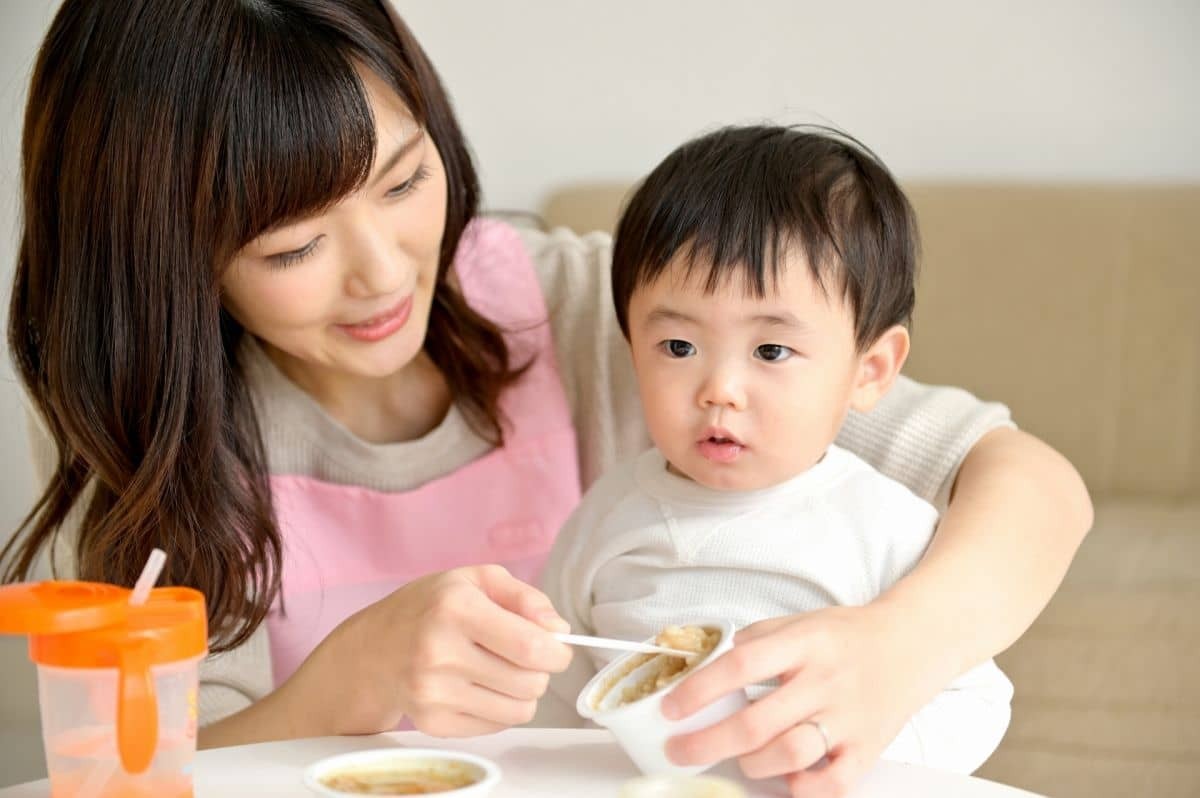 食事中の赤ちゃん