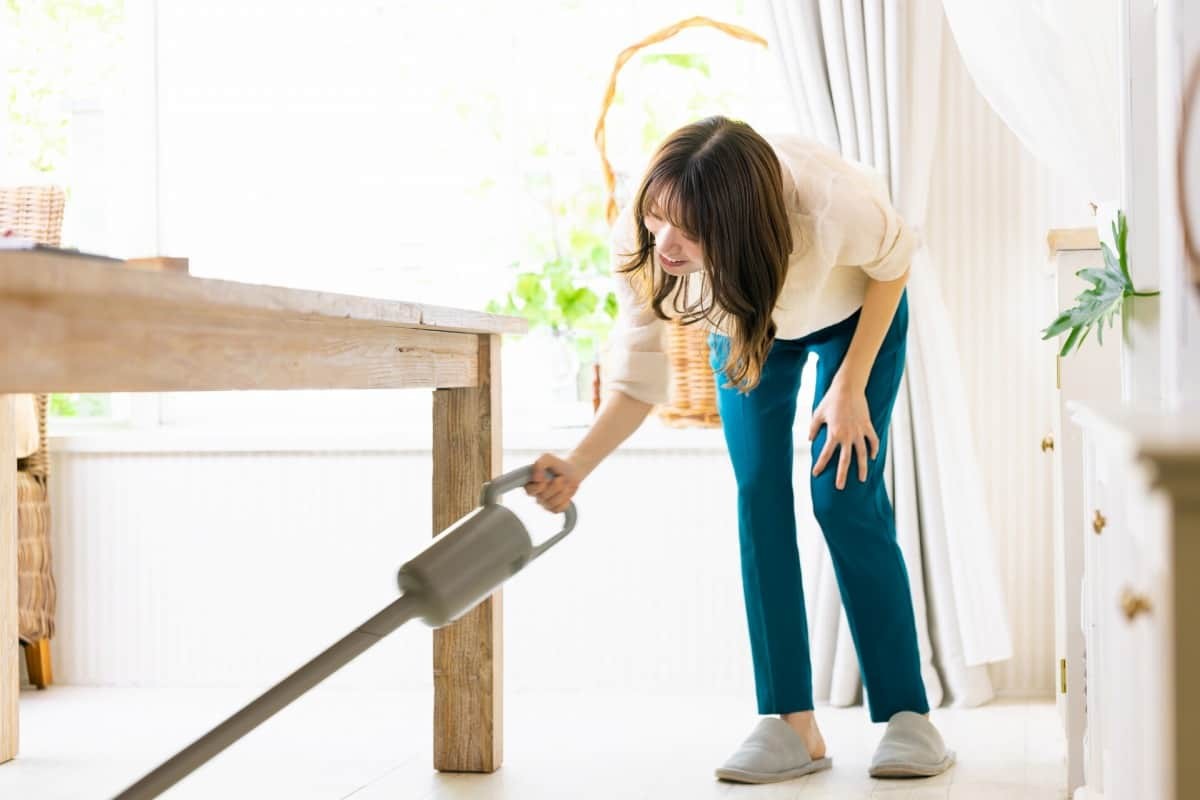 掃除機をかける女性