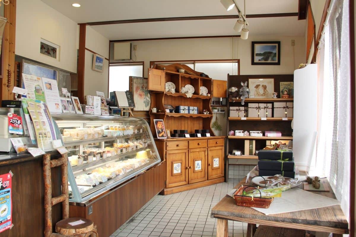 島根県雲南市木次町の菓子店『簸上堂（ひかみどう）』の店内