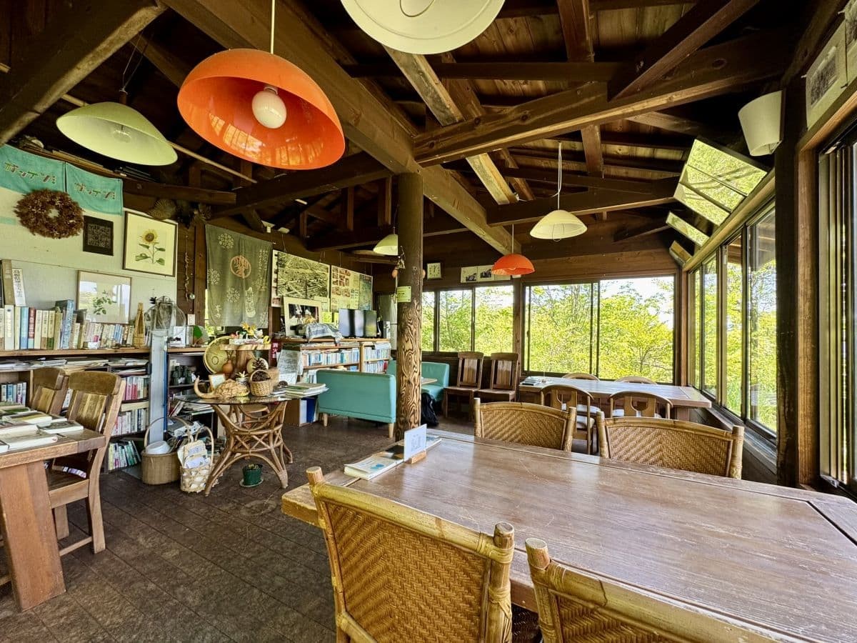 島根県雲南市の『峯寺 遊山荘』の山カフェの店内