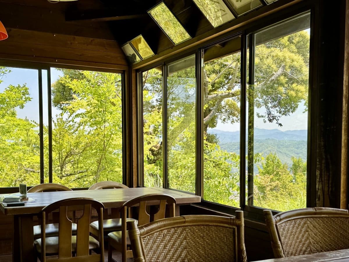 島根県雲南市の『峯寺 遊山荘』の山カフェの店内