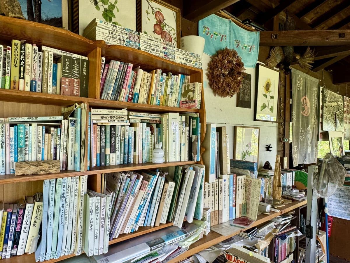 島根県雲南市の『峯寺 遊山荘』の山カフェの本棚