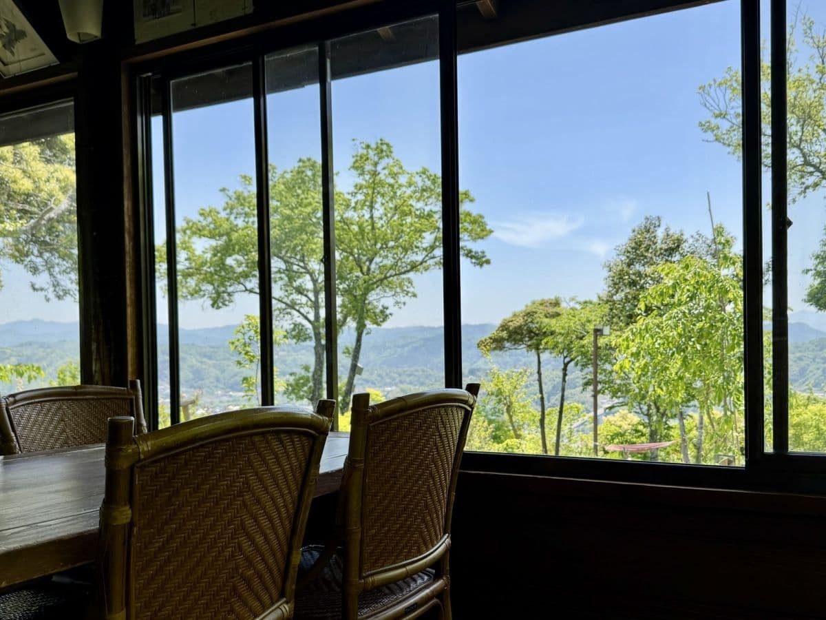島根県雲南市の『峯寺 遊山荘』の山カフェの店内